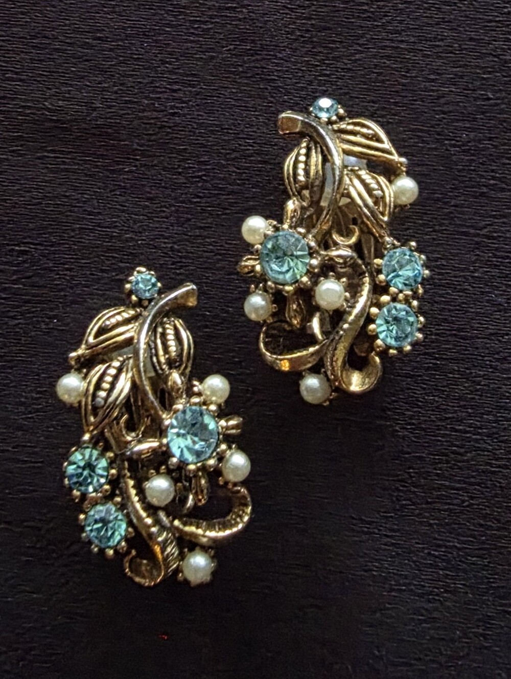 VTG STAR Signed Gold Tone Aqua Rhinestone Faux Pearl Clip On Earrings